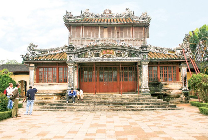 Qua đêm ở 'nhà' các vua triều Nguyễn Thái Bình Lâu, nơi vua đọc sách. Ảnh: Lưu Ly.