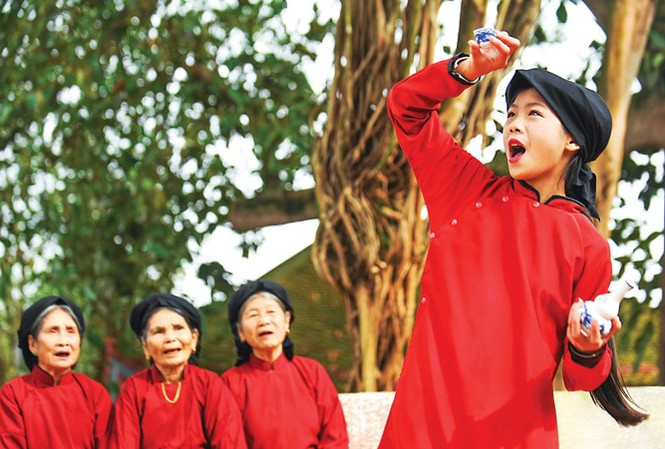 Nhớ thuở mưa xuân phơi phới bay Hát xoan Phú Thọ. Ảnh: Nguyễn Á.