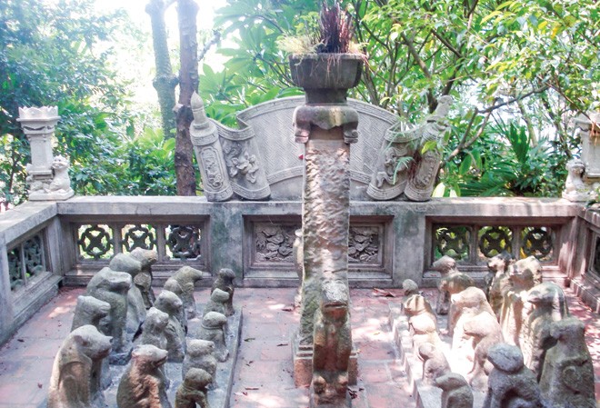 Chó đá - đã chơi là nghiện Tác phẩm sắp đặt bằng chó đá cổ tại Phủ Thành Chương.