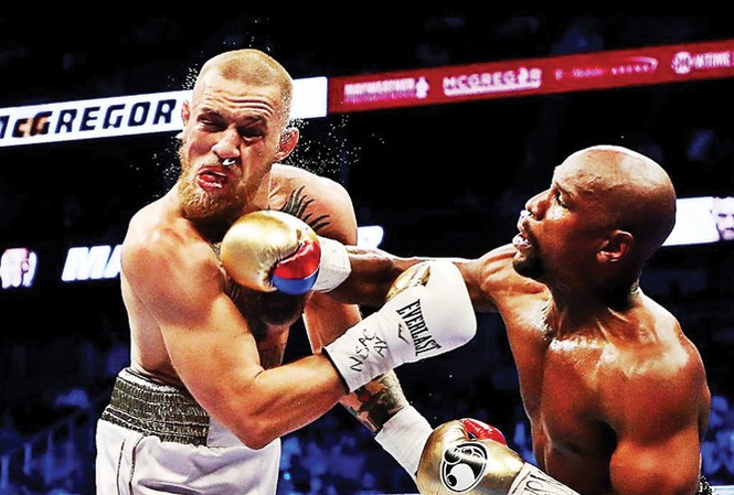 Thị phi võ giới: Từ đại chiến tỷ đô tới chuyến giao lưu gây bão Màn so găng giữa Mayweather (phải) và McGregor đạt doanh thu hơn 1 tỷ đô dù chất lượng chuyên môn rất thấp.