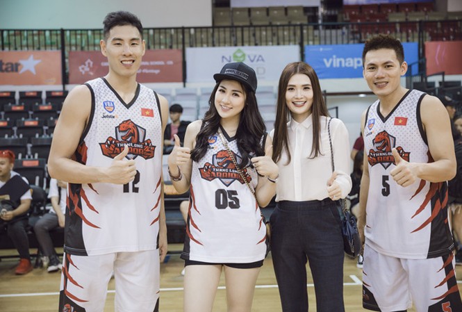 Nữ tướng của 'những gã khổng lồ' “Cô chủ” Tracy Thư Lương (thứ 2 bên phải) cùng Á hậu Việt Nam 2012 Dương Tú Anh với các cầu thủ Việt kiều của Thang Long Worriors. Ảnh: TL.