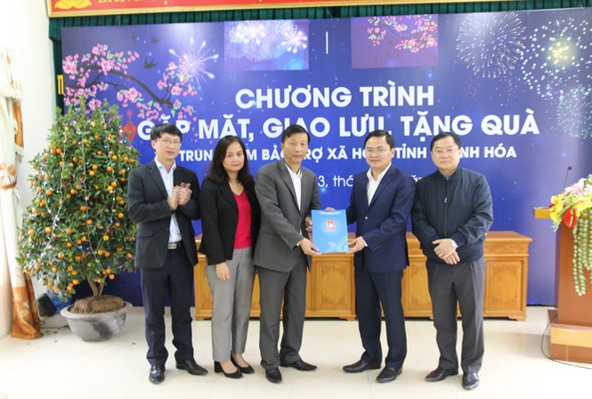Đoàn công tác T.Ư Đoàn tặng quà cho đối tượng chính sách Anh Nguyễn Anh Tuấn, Bí thư Thường trực T.Ư Đoàn, nhà báo Lê Xuân Sơn cùng đoàn công tác tặng quà tại Thanh Hóa. Ảnh: Hoàng Lam.