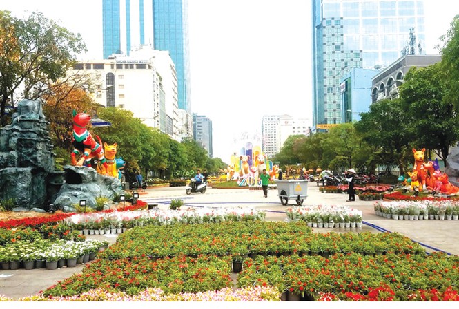Đường hoa khát vọng Đường hoa Tết Mậu Tuất 2018 mở cửa đón khách từ 19h tối 28 Tết.