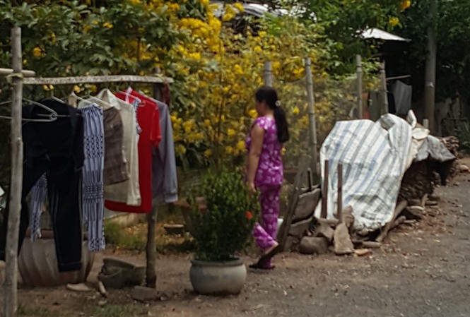 Mẹ nghi phạm nói 'tội nó trời không dung...' Lối vào nhà của nghi phạm Nguyễn Hữu Tình.