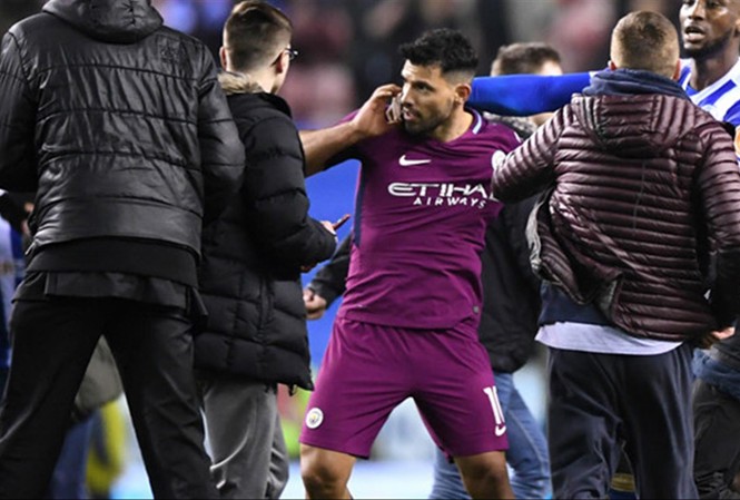 Man City vỡ mộng ăn bốn Aguero của Man City gây hấn với CĐV Wigan.