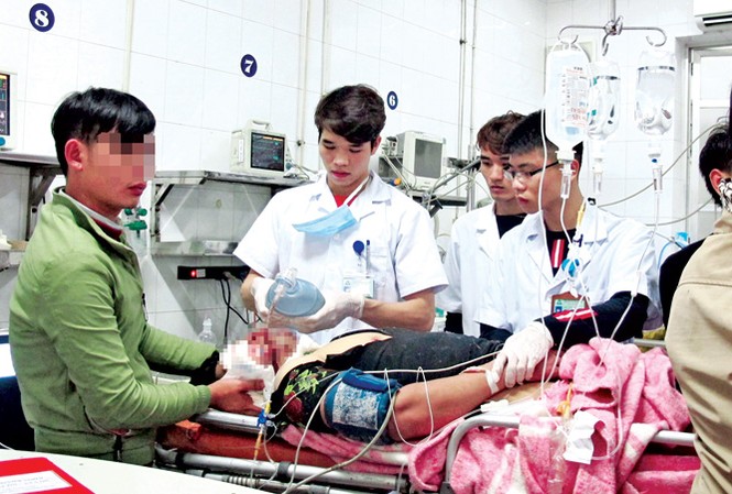 Cấp cứu do uống rượu bia tăng mạnh Cấp cứu nạn nhân TNGT do rượu bia dịp Tết tại Bệnh viện Việt Đức (Hà Nội).