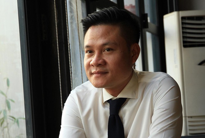 Sao Mai Hoàng Tùng làm nghề thay vợ...… Ca sĩ Hoàng Tùng khẳng định chất giọng trữ tình trong dòng nhạc xưa. Ảnh: Nguyễn Mạnh Hà.