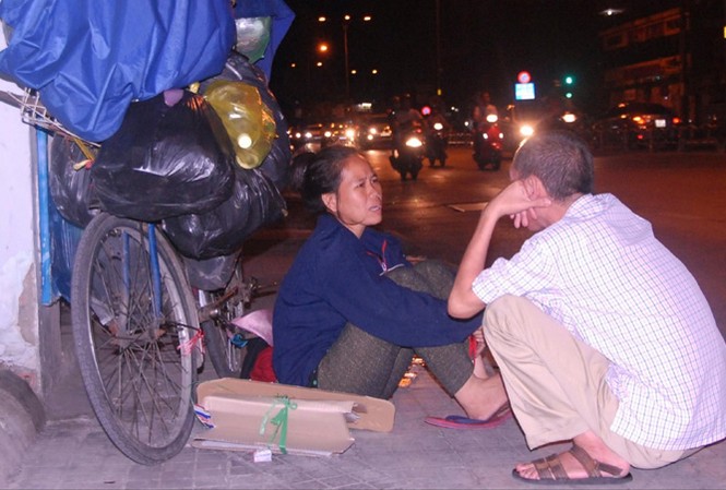 Tết của những thân phận không nhà Chị Loan (trái) trò chuyện với một người đi làm từ thiện ngày Tết.
