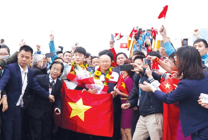 U23 Việt Nam, Siêu cúp và cảm hứng với V-League Người hâm mộ đón đội U23 Việt Nam tại chân máy bay khi từ Thường Châu, Trung Quốc trở về. Ảnh: Hồng Vĩnh.