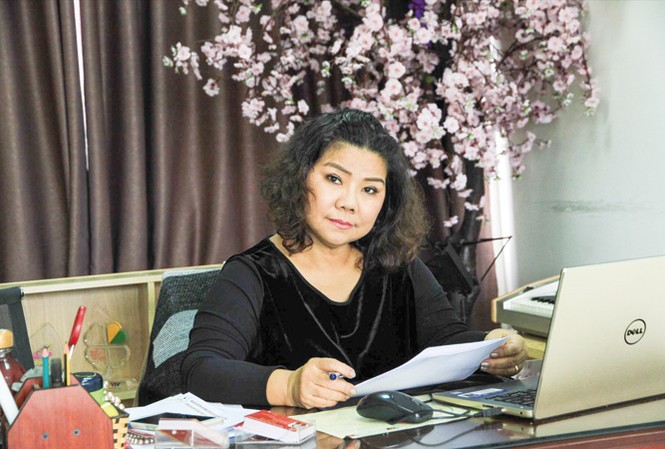Vì sao NSND Thanh Hoa thành 'bà đòi tiền'? NSND Thanh Hoa tại phòng làm việc trong cương vị mới. Ảnh: N.M.Hà.