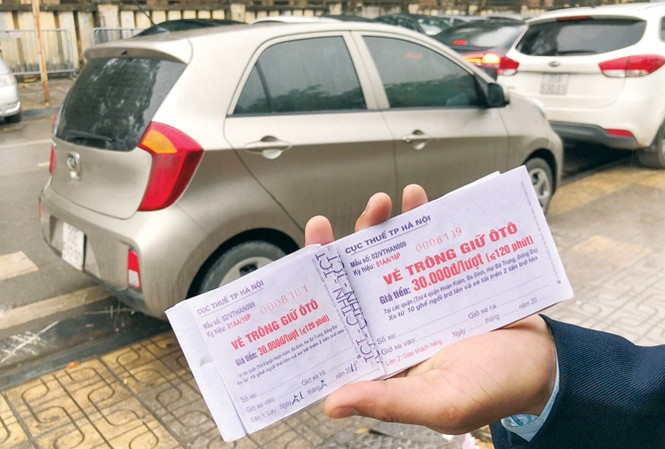 Hà Nội phát hiện hàng loạt bãi xe 'chặt chém' Ngoài thu giá vé cao và không đúng quy định cho xe 5 chỗ, Cty Huy Khánh còn không xuất trình giấy phép trông xe ở phủ Tây Hồ khi đoàn kiểm tra yêu cầu.