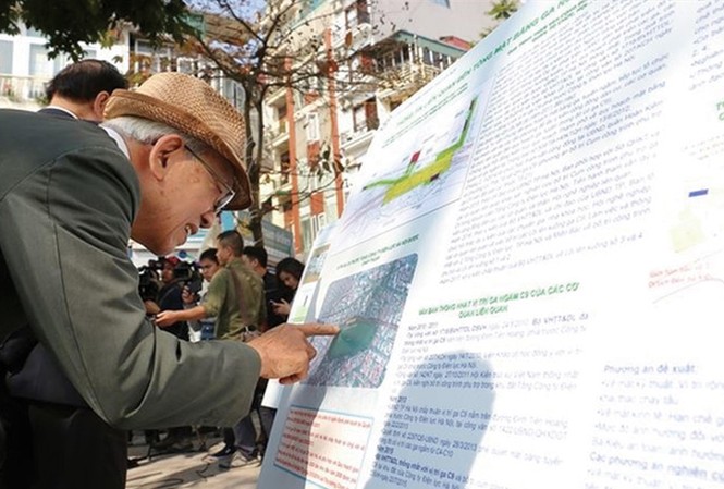 Nhà ga C9 đặt cạnh hồ Hoàn Kiếm: Không ảnh hưởng đến di tích? Người dân tham quan, đóng góp ý kiến về quy hoạch nhà ga C9. Ảnh: Duy Phạm.