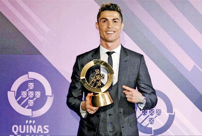 Ronaldo lại 'lùm xùm' trốn thuế Ronaldo nhận giải thưởng “Cầu thủ hay nhất Bồ Đào Nha”.