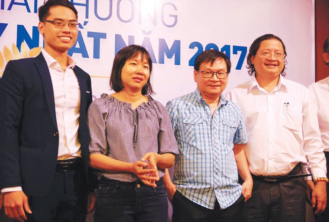 Ba nhà văn nhận giải best-seller Các tác giả đoạt giải best-seller (từ trái qua): Đại diện cho tác giả Tony Buổi Sáng, nhà văn Nguyễn Ngọc Tư, nhà văn Nguyễn Nhật Ánh… và ông Nguyễn Minh Nhựt (Giám đốc kiêm Tổng biên tập NXB Trẻ - đơn vị trao giải thưởng).
