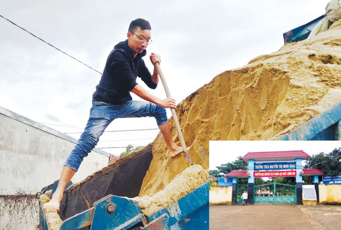 Vụ 500 giáo viên sắp mất việc: Nhiều thầy cô vật lộn kiếm sống Thầy Nguyễn Tuấn Anh (trường THCS Nguyễn Thị Minh Khai, xã Krông Búk, huyện Krông Pắk) bị thôi việc gần 1 năm nay, phải đi phụ xe chở cát kiếm sống. Ảnh: Vũ Long.