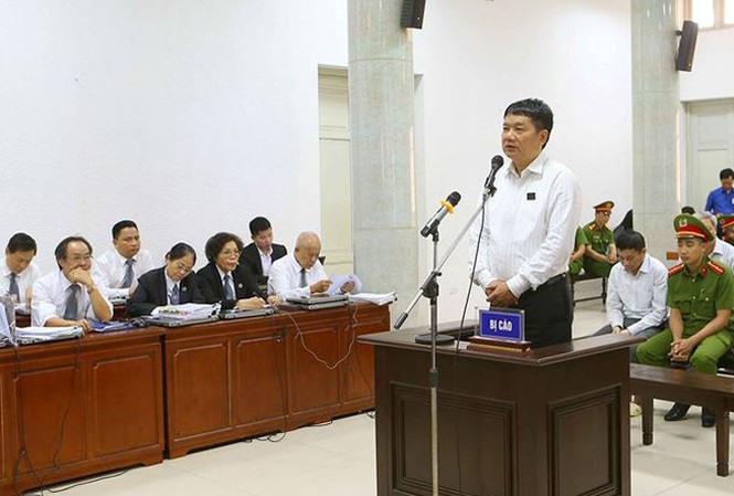 Ai chịu trách nhiệm làm mất vốn 800 tỷ đồng của PVN? Ông Đinh La Thăng khai trước tòa rằng, PVN đã xin thoái vốn khỏi OceanBank từ 2012-2013 nhưng không được (?).
