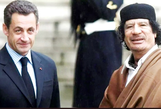 Cựu tổng thống Pháp bị nghi 'đâm lưng' bạn vì vàng Ông Nicolas Sarkozy (trái) và ông Muammar Gaddafi tại Paris năm 2007. Ảnh: Independent.