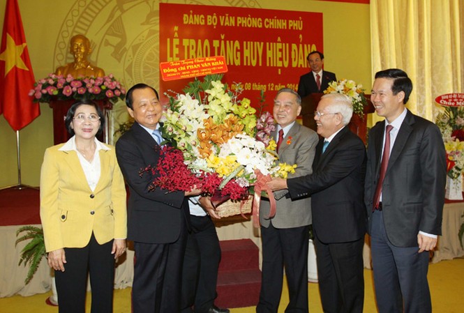 Nhà lãnh đạo kỹ trị, đổi mới, tận tụy vì nước, vì dân Nguyên Thủ tướng Phan Văn Khải tại lễ trao tặng Huy hiệu 55 năm tuổi Đảng, ngày 8/12/2014, tại TPHCM. Ảnh: TTXVN.