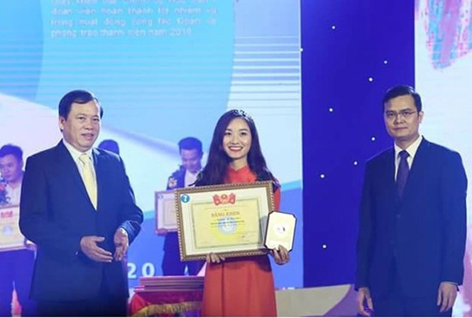Gương sáng 'Sao tháng giêng' Nghiêm Thị Kim Liên vinh dự được nhận giải thưởng Sao tháng giêng năm 2017. Ảnh: T.H.