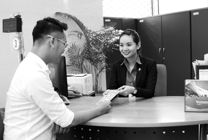 Vì sao nhiều ngân hàng đi bán bảo hiểm? Ngân hàng bắt tay với bảo hiểm tìm kiếm nguồn thu.