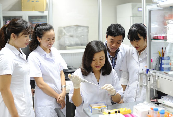 Nữ tiến sĩ hoán cải lỗi tạo hóa PGS.Trần Vân Khánh hướng dẫn sinh viên làm thí nghiệm.