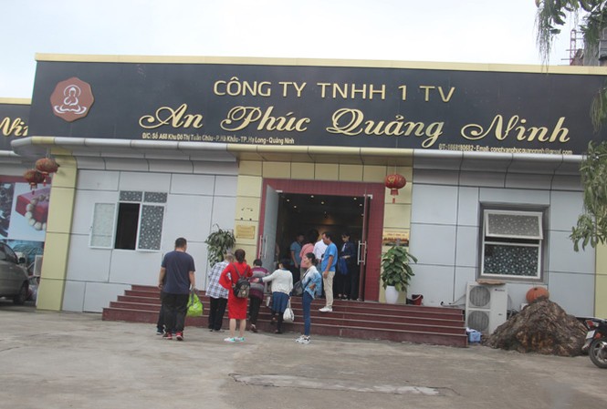 Khách Trung Quốc ào ạt vào Quảng Ninh theo tour 0 đồng: Xử lý thế nào? Một trong số những cửa hàng “đặc biệt” chỉ bán hàng cho khách Trung Quốc.