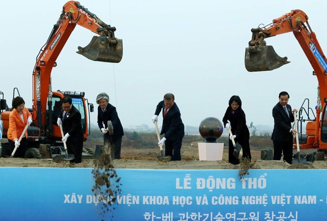 Còn nhiều rào cản về chính sách với V-KIST Tổng thống Hàn Quốc Moon Jae In (giữa) và Phó Chủ tịch nước Đặng Thị Ngọc Thịnh (thứ 2 từ phải sang) cùng các đại biểu làm lễ động thổ Viện Khoa học và Công nghệ Việt Nam - Hàn Quốc chiều 22/3.