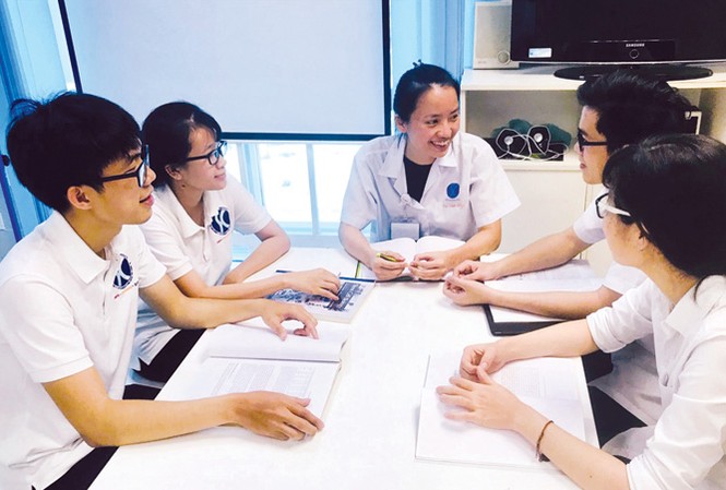 Từ 'điếc không sợ súng' đến tiến sĩ tế bào gốc TS Vũ Bích Ngọc (giữa) đang trao đổi chuyên môn với các đồng nghiệp trong Viện Tế bào gốc. Ảnh: Đ.D.