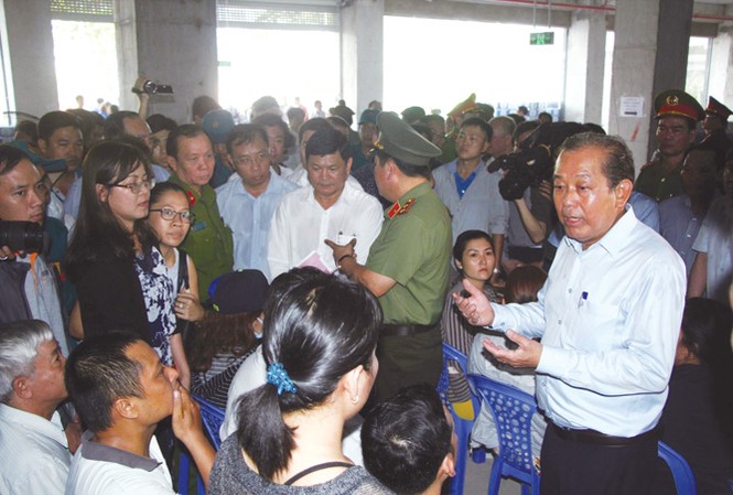 Điều tra, làm rõ trách nhiệm vụ cháy chung cư Carina Phó Thủ tướng Thường trực Trương Hoà Bình gặp cư dân Carina và thị sát hiện trường vụ cháy.