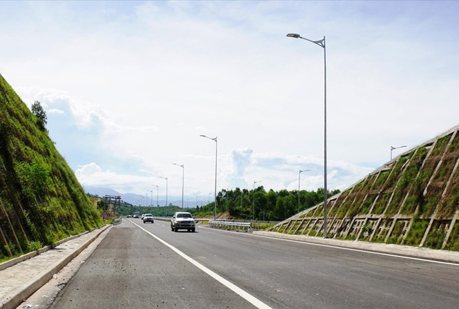 Làm cao tốc Bắc - Nam: Lo ngại tính minh bạch và rủi ro pháp lý Việc xây dựng cao tốc Bắc - Nam đi kèm giải quyết bài toán tại các trạm thu phí trên QL 1A (trong ảnh, một đoạn của cao tốc Đà Nẵng - Quảng Ngãi thuộc cao tốc Bắc - Nam đã hoàn thành). Ảnh: Sỹ Lực.