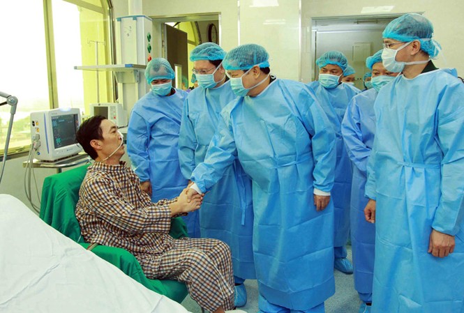 Bệnh viện 108 lập kỳ tích ghép tạng Đại tướng Ngô Xuân Lịch trò chuyện với ông Trần Ngọc Hanh - người vừa được ghép phổi thành công. Ảnh: CTV.