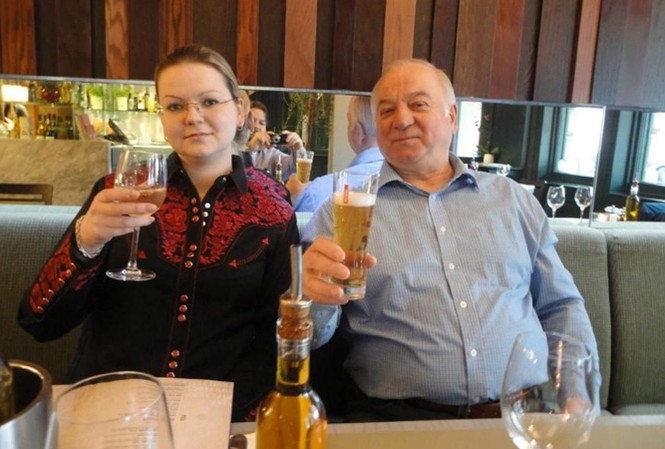 NATO trục xuất 7 nhà ngoại giao Nga, một số nước tẩy chay World Cup Cựu điệp viên Nga Sergei Skripal (66 tuổi) và con gái Yulia (33 tuổi) tại nhà hàng Zizzi ở thành phố Salisbury - nguồn cơn của vụ 24 nước đồng loạt trục xuất các nhà ngoại giao Nga. Ảnh: The Sun.
