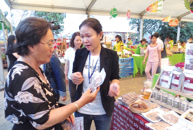 Duyên nợ từ nấm linh chi Nguyễn Thị Hiếu giới thiệu sản phẩm với khách hàng tại hội chợ Hàng Việt Nam chất lượng cao 2018. Ảnh: U.P.
