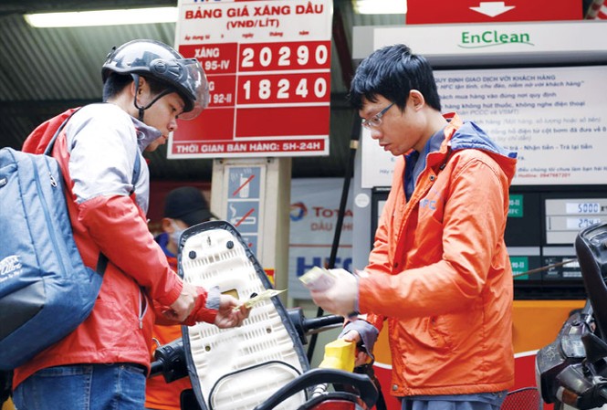 Tăng thuế môi trường xăng dầu: Gánh nặng đổ đầu ai? Bỏ qua tất cả, Bộ Tài chính vẫn kiên định đề xuất tăng thuế bảo vệ môi trường với xăng dầu. Ảnh: Như Ý.