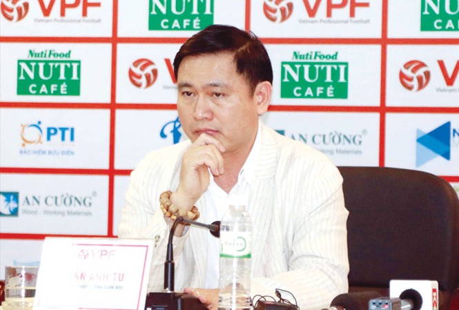 Chủ tịch VPF: 'Còn ai dám bước chân vào bóng đá?' Chủ tịch HĐQT kiêm Tổng giám đốc Công ty VPF Trần Anh Tú không hiểu vì sao bị “đánh” vào thời điểm cận kề Đại hội VFF khoá 8. Ông Tú cũng là ứng viên cho vị trí Phó chủ tịch phụ trách tài chính của VFF khoá tới. Ảnh: VSI.