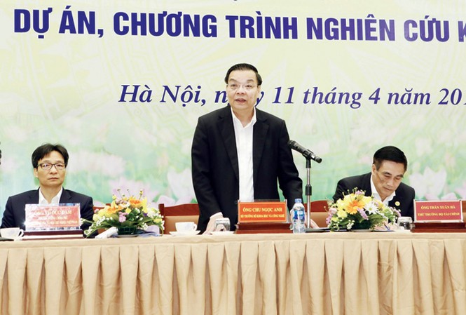 Nhà khoa học vẫn phải… nói dối Bộ trưởng Bộ Khoa học và Công nghệ Chu Ngọc Anh đối thoại với các nhà khoa học dưới sự chứng kiến của Phó Thủ tướng Vũ Đức Đam, sáng 11/4/2018. Ảnh: Nguyễn Dân/TTXVN.