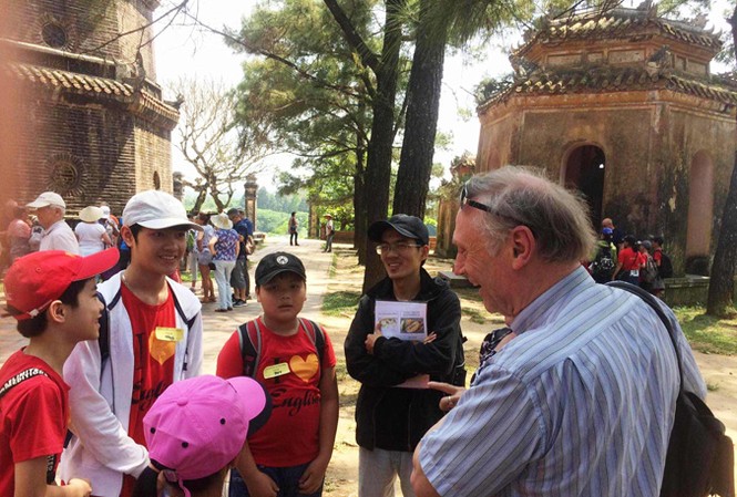 Cô giáo làng và chuyện đưa trò quê hội nhập Các học trò của cô giáo Oanh hào hứng nói chuyện bằng tiếng Anh với du khách nước ngoài.