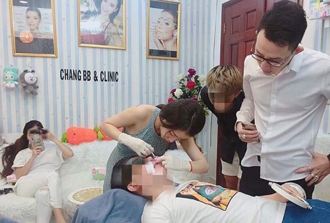 'Lòi' nhiều sai phạm tại thẩm mỹ chui ở Sài Gòn Cơ sở thẩm mỹ “chui” đang thực hiện các thủ thuật làm đẹp dù không được cấp.