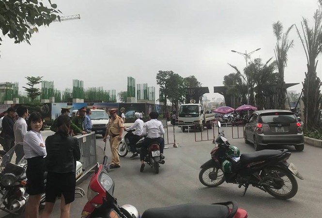 Dân rào chắn đường nội bộ, chính quyền cưỡng chế bất thành Cư dân Goldmark City phản đối việc chính quyền cưỡng chế chiều 12/4.