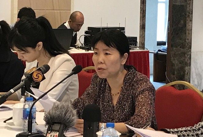 Các hành động trên biển của Trung Quốc 'không nhằm vào Việt Nam' Đại biện lâm thời Trung Quốc Doãn Hải Hồng trong cuộc gặp báo chí sáng 13/4 ở Hà Nội. Ảnh: Thu Loan