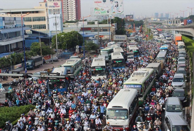 Quý 2, xây dựng trung tâm điều hành đô thị thông minh TPHCM sẽ xem xét đề án huy động các nguồn lực đầu tư hạ tầng trong tháng 9 để giải quyết tình trạng ùn tắc giao thông.