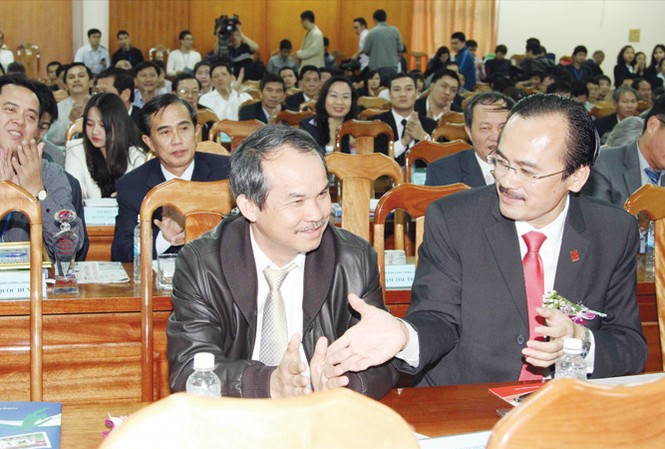 Bầu Đức có thể ứng cử chủ tịch VFF? Bầu Đức (trái) mới được giới thiệu ra ứng cử chức chủ tịch VFF. Nếu đắc cử, liệu có xảy ra xung đột về mặt lợi ích khi có những vấn đề liên quan tới CLB HAGL? Ảnh: VSI.