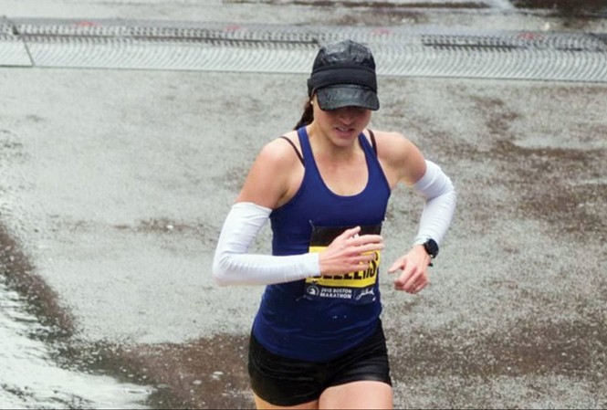 Nữ y tá vô danh gây chấn động ở Boston Marathon 2018 Nữ y tá Sarah Sellers.