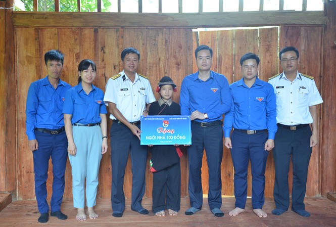 Lính biển chăm lo cộng đồng Lãnh đạo, đại diện Ban Thanh niên Hải quân và Tỉnh Đoàn Tuyên Quang trao tặng “Ngôi nhà 100 đồng” cho gia đình em Lý Thị Sang. Ảnh: T.L.