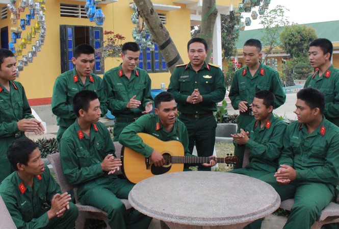 Chim sơn ca Pờ Loong Hậu Trung sĩ Pờ Loong Hậu (người cầm đàn) đang cùng đồng đội giao lưu văn nghệ.
