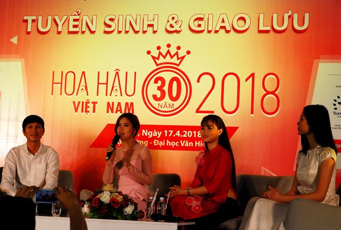 Chia sẻ trải nghiệm cuộc thi Hoa hậu VN với sinh viên Các người đẹp đang chia sẻ kinh nghiệm với sinh viên Đại học Văn Hiến.