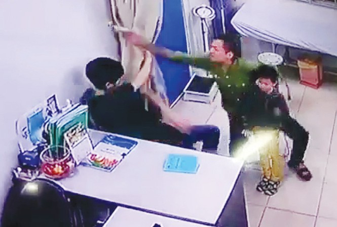 Gia tăng hành hung bác sĩ: Tàn ác với ân nhân Gia tăng hành hung bác sĩ: Tàn ác với ân nhân