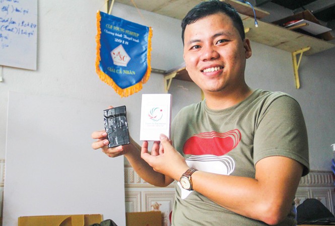 Chàng sinh viên bách khoa và 'bảo bối' chống bắt cóc trẻ Thiết bị chống bắt cóc trẻ và hộp sạc không dây do sinh viên Lê Văn Đây chế tạo. Ảnh: Thanh Trần.