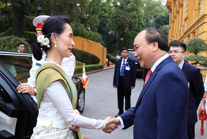Việt Nam-Myanmar: Làm sâu sắc hơn quan hệ thương mại - đầu tư Chiều 19/4, tại Phủ Chủ tịch, Thủ tướng Nguyễn Xuân Phúc chủ trì Lễ đón Cố vấn Nhà nước, Bộ trưởng Ngoại giao và Bộ trưởng Văn phòng Tổng thống Myanmar, bà Aung San Suu Kyi, thăm chính thức Việt Nam. Ảnh: TTXVN.