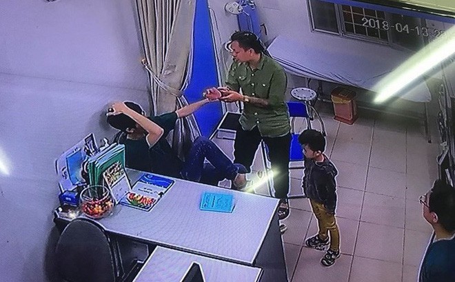 Bác sĩ làm đúng quy định vẫn bị bố bệnh nhi đánh Bác sĩ làm đúng quy định vẫn bị bố bệnh nhi đánh